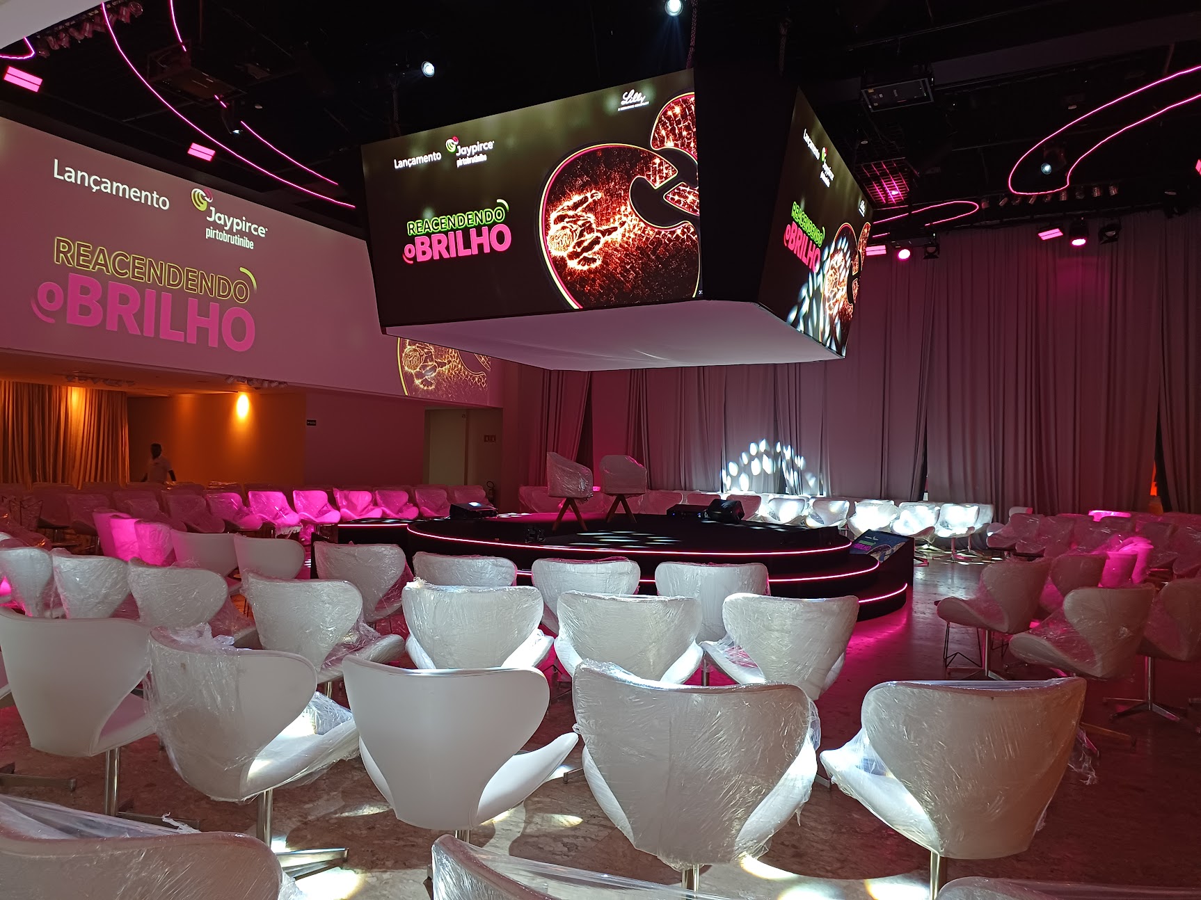 Projeção e Painel de LED em Eventos Corporativos: A Arte da Complementaridade Visual!